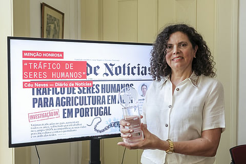 A jornalista Céu Neves com o prémio e a primeira página do DN.