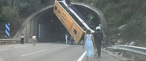 Três feridos graves em despiste de autocarro com 60 pessoas em Barcelona. Fica na vertical e bloqueia túnel