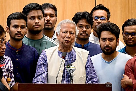 Muhammad Yunus falou ao povo à chegada ao Bangladesh .