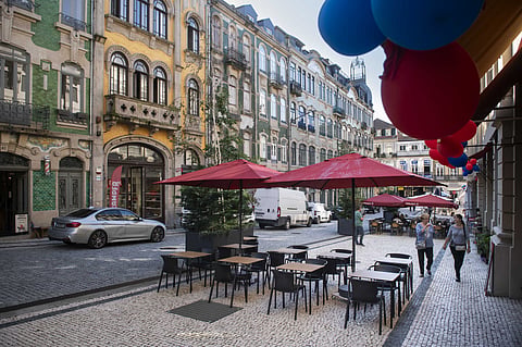 Foi a partir de janeiro de 2023 que os autocarros deixaram de circular na rua de Alexandre Braga. À quinta-feira, é dia de enfeitar as lojas com balões