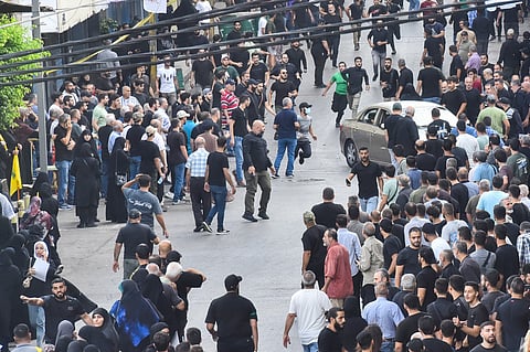 Os funerais de oito membros do Hezbollah mortos na véspera foram interrompidos com novas explosões.