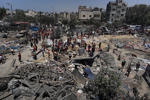 O cenário após o ataque israelita em Al-Mawasi.