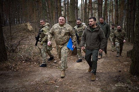 Zelensky foi ver as fortificações na região de Sumy (norte). PRESIDÊNCIA DA UCRÂNIA/AFP