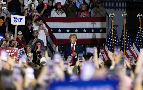 Trump chama "vigarista" a Biden e promete "operação de deportação" maciça de migrantes
