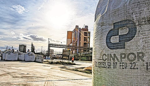 A cimenteira exporta 25% da produção em Portugal.