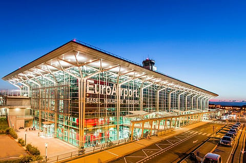 Aeroporto franco-suíço de Basileia-Mulhouse evacuado por "razões de segurança"