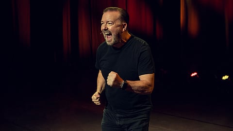 Ricky Gervais no seu novo espectáculo, Armageddon: não foi aos Golden Globes, mas foi premiado...