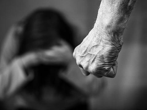 Criança exposta a violência foi sinalizada como estando em perigo mas nunca foi ouvida pela comissão de menores