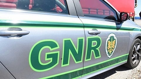 Mulher assassinada em casa. Homem detido em flagrante delito
