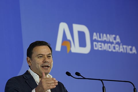 O líder da AD e presidente do (PSD), Luís Montenegro, discursa durante o comício-jantar, nas Caldas da Rainha