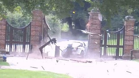 Imagens serviram de prova. Homem condenado por bater contra o portão da casa oficial de campo do PM britânico