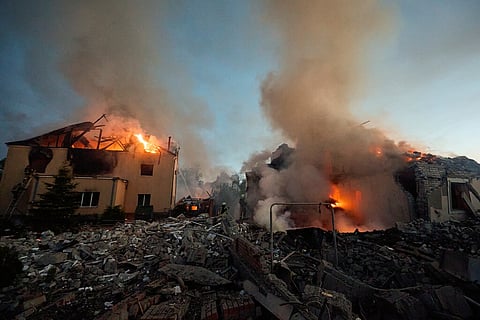 Míssil russo atingiu área residencial em Kharkiv e feriu uma criança e uma idosa.