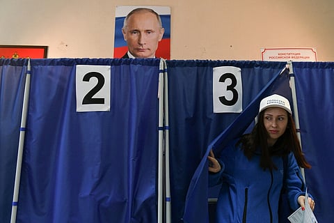 Em Donetsk, na Ucrânia ocupada, o eleitor mais esquecido tem a imagem de Putin afixada nas cabinas de voto.
AFP