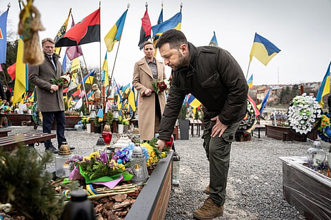 Zelensky com a primeira-ministra dinamarquesa, Mette Frederiksen, ontem, em Lviv.