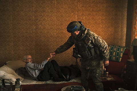 Viktor, de 84 anos, é ajudado a sair de Vovchansk, cidade fronteiriça sob ataque russo.