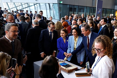 Ministros dos Negócios Estrangeiros da Roménia, Bélgica e Reino Unido cortam o bolo de aniversário da NATO.