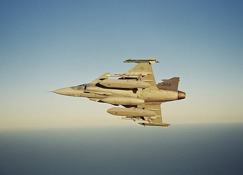 Um avião de caça Gripen equipado com mísseis de cruzeiro Taurus. SAAB DYNAMICS