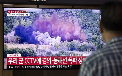 Televisão sul-coreana passa vídeo da destruição das estradas.