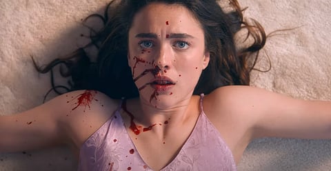 Margaret Qualley sujeitando-se aos efeitos (pouco) especiais.