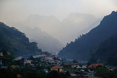 A Madeira está a ser atingida por um incêndio que deflagrou na manhã de quarta-feira na Serra de Água, numa zona de difícil acesso, e alastrou depois ao município vizinho de Câmara de Lobos.