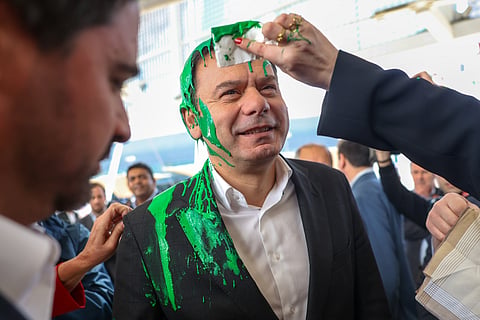 Luís Montenegro atingido com tinta verde na Bolsa de Turismo de Lisboa