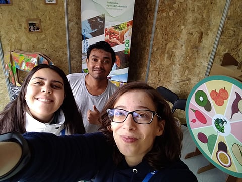 Sofia Oliveira (à direita), com os dois mentores do projeto, Rajarshi Saha e Bárbara Barros. Foto: D.R.