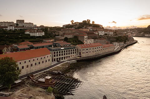 O Hotel The Rebello tem uma vista privilegiada para o rio Douro e para o centro histórico do Porto.