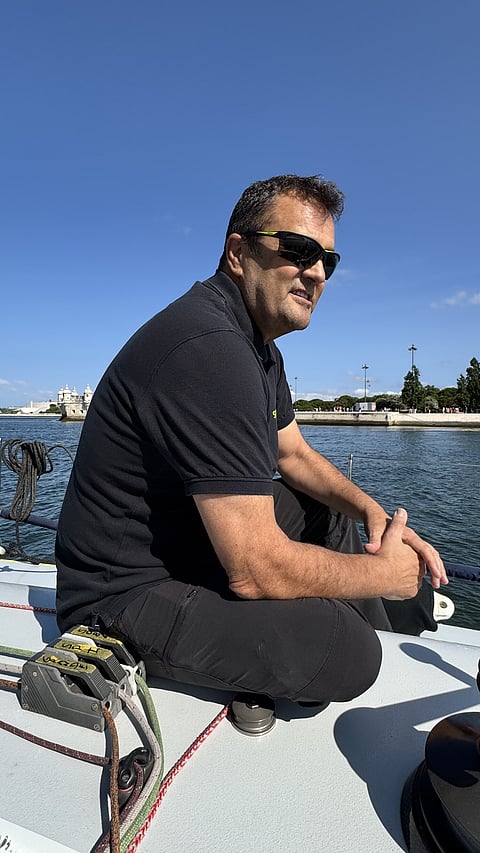 Eduardo Taborda, CEO da Syone, num veleiro no Tejo. Foto: D.R.