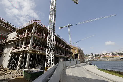 Habitação veio impedir vistos gold através de investimento imobiliário direto e indireto, mas lei não é clara sobre projetos turísticos.