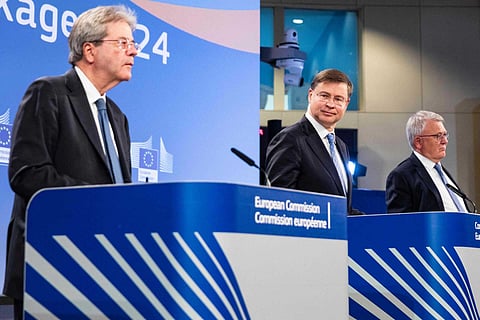 Da esquerda para a direita: comissário Paolo Gentiloni, vice-presidente Valdis Dombrovskis e comissário Nicolas Schmit. Fotografia: Nicolas Landemard / Belga / AFP