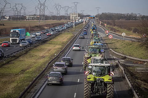 Há vãrios dias que os agricultores franceses estão em protesto e não há perspetivas de quando irão terminar com os bloqueios.