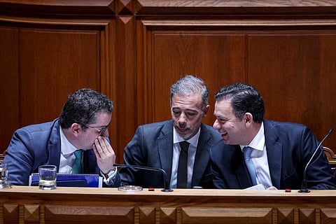 O ministro das Finanças, Joaquim Miranda Sarmento, troca impressões com o primeiro-ministro, Luís Montenegro