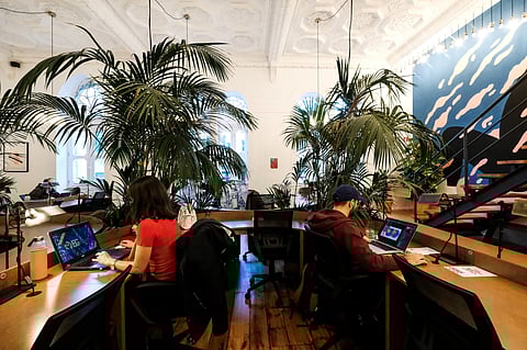 Criar ofertas de trabalho nas grandes empresas em Portugal poderia assegurar melhores salários e evitar a fuga de talentos, estima a análise. FOTO: Rui Oliveira/GI