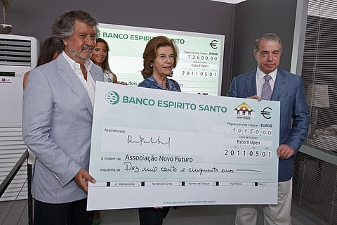 Ricardo Salgado (à direita) a dar um cheque, no torneio de ténis Estoril Open, 1 de maio de 2011, dia do Trabalhador. Fotografia: Jorge Amaral