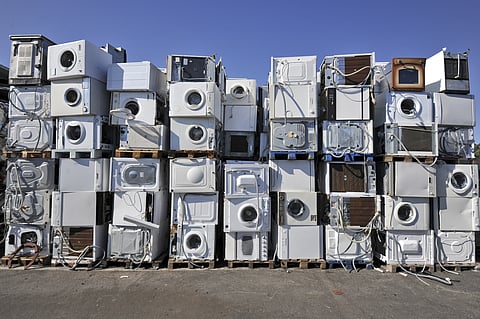 Atualmente, quando um aparelho elétrico se avaria ou apresenta um defeito, é muitas vezes mais fácil e barato deitar fora e comprar um novo do que reparar.