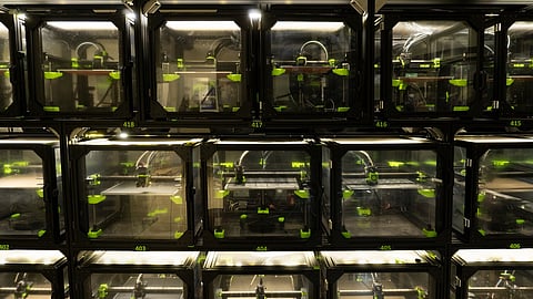 Fileiras de impressoras 3D já montadas e prontas a produzir as peças dos 'kits' na print farm da RatRig.