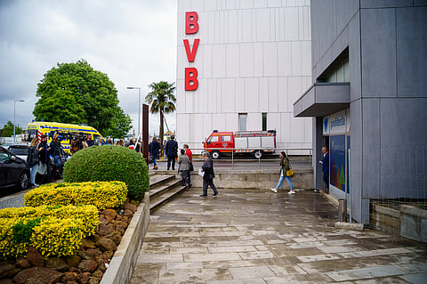 O julgamento decorre no quartel dos Bombeiros Voluntários de Barcelos, já que o Tribunal de Braga não dispõe de salas com capacidade para acolher tantos intervenientes.