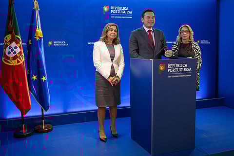 Luís Montenegro ladeado por Ana Paula Martins, ministra da Saúde, e Maria do Rosário Palma Ramalho, ministra do Trabalho, Solidariedade e Segurança Social, e