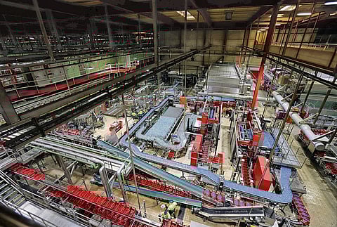 Linha de montagem da fábrica da Coca-Cola em Sevilha.