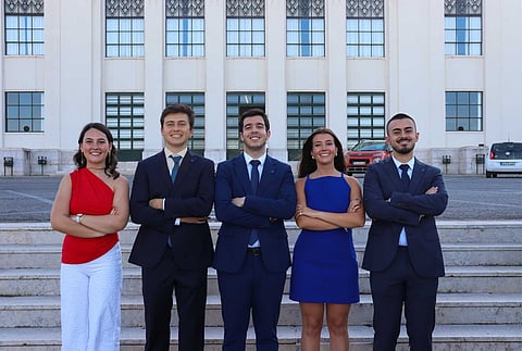 Carlos Rebelo, ao centro na imagem, com parte da equipa da Junitec, fotografados no Instituto Superior Técnico