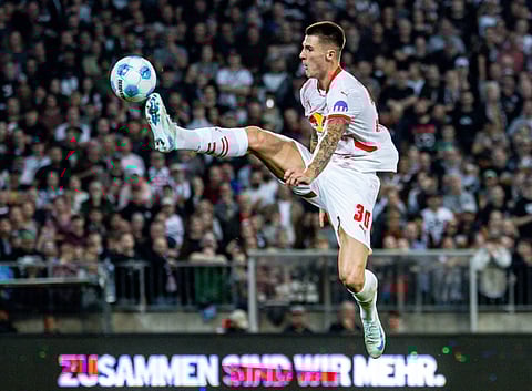Benjamin Sesko, jogador do RB Leipzig, um dos clubes do universo Red Bull. Foto: Axel Heimken / AFP