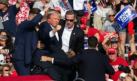 Donald Trum retirado do palco num evento de campanha na Pensilvânia, nos EUA, no dia 13 de julho. Foto: AFP