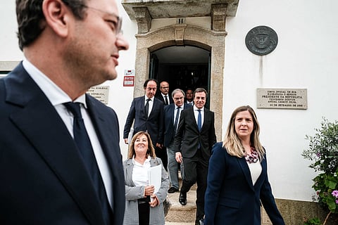 Margarida Balseiro Lopes, ministra da Modernização (à direita), com Margarida Blasco, ministra da Administração Interna, acompanhadas por vários secretários de Estado. Fotografia: Nuno Brites / Global Image