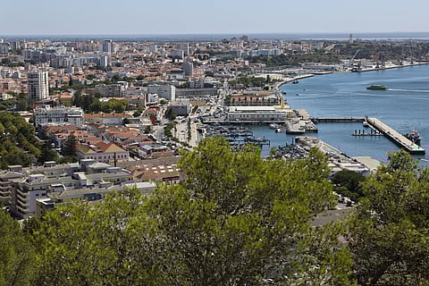 Em Setúbal, o terreno tem potencial para a construção de 50 apartamentos e garagens.
