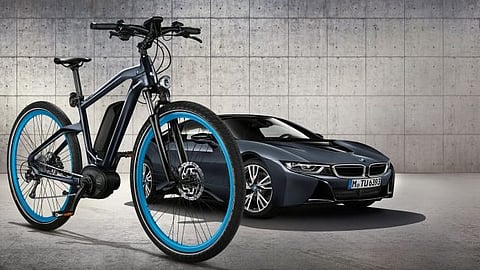 BMW lança bicicleta inspirada no i8