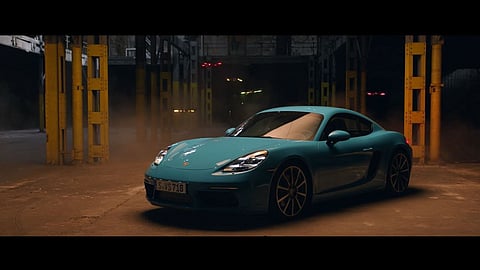Porsche Cayman perseguido por matilha de 6 drones caçadores