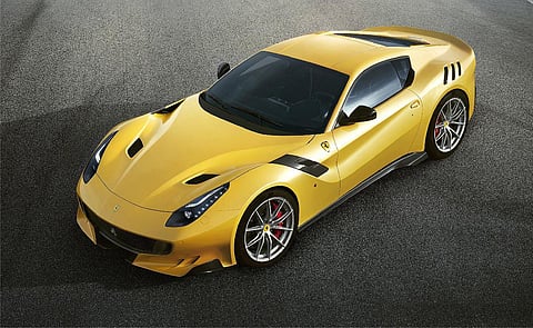 Ferrari e Aston Martin multadas por emissões excessivas