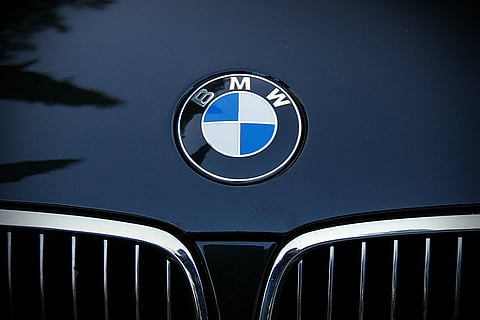 BMW tranca ladrão dentro do carro