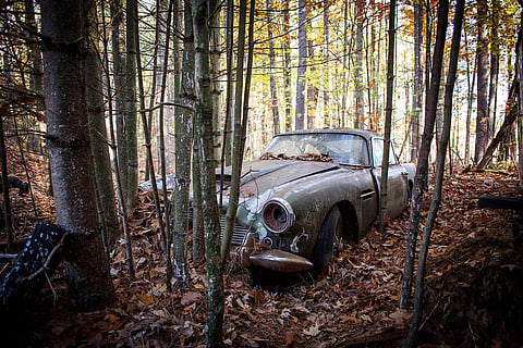 O Mercedes de John Lennon e um Aston Martin abandonado na floresta