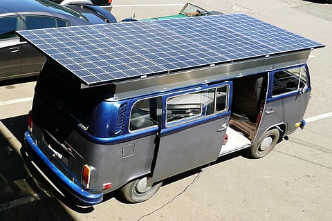 Construiu uma pão-de-forma a energia solar para viajar em família